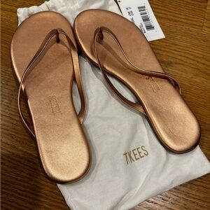 New TKEES Metallic Sandals - Beach Pearl/Rose Gold